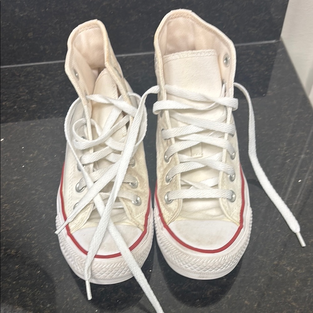 Converse unisex Chuck Taylor’s woman’s size 6.5 or men’s size 4.5 white